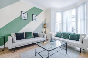 NEW! Stunning Home in Liverpool by 53 Degrees Property, Ideal for Large Groups & Business, Sleeps 10!